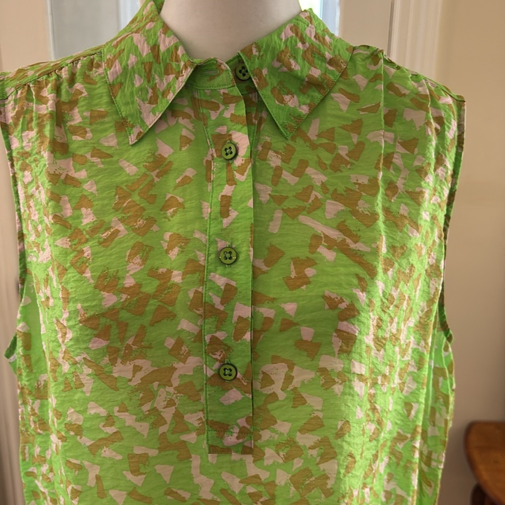 NWT CAbi Lime Green & Cream Print Sleeveless Collared ‘Shine’ Top. Size L. - Picture 2 of 8